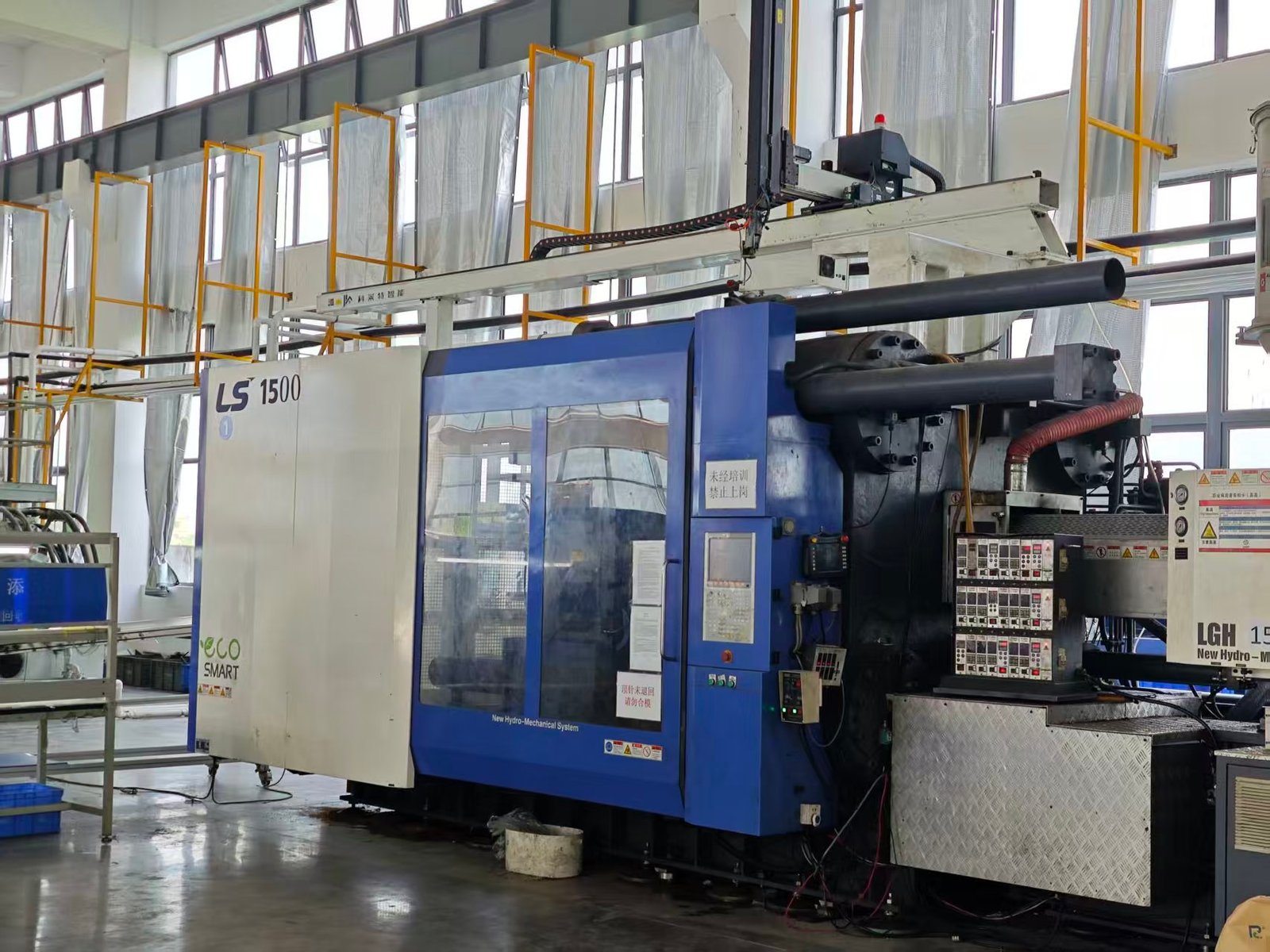 LS injection molding machine with automated take-out equipment at LIHE’s Qingyuan factory